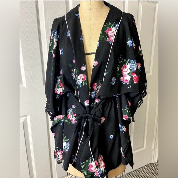 🌟2/$30 🌟 Floral Kimono Style Top with fringe - Picture 1 of 4